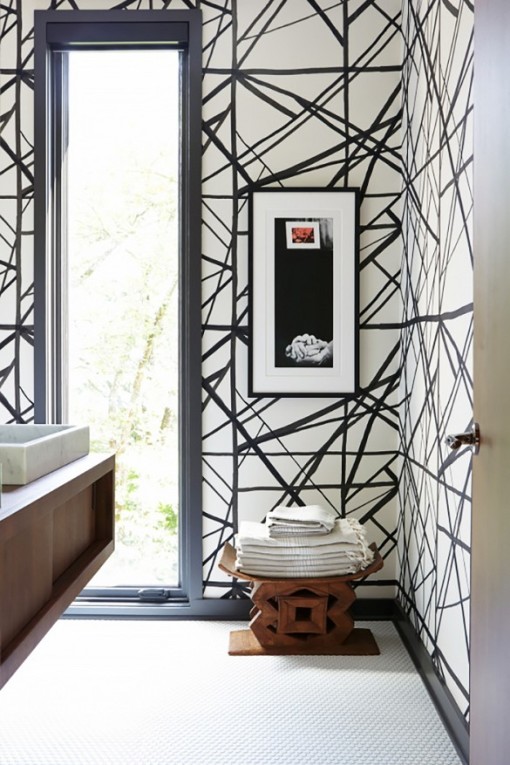 Black & white bathroom by Benjamin Vandiver - K Wearstle wallpaper