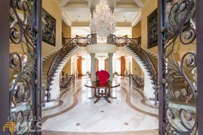 Foyer Tyler Perry Atlanta mansion - Splendid Habitat