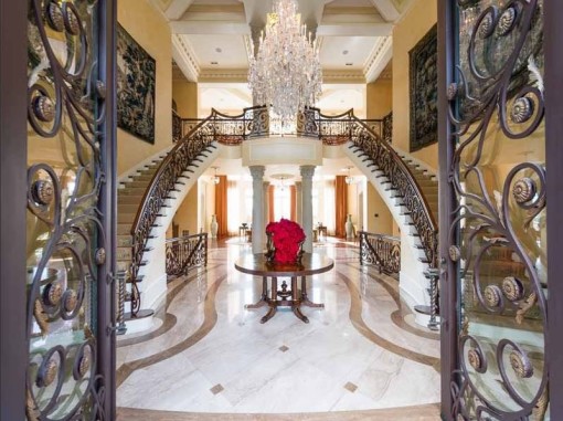Foyer Tyler Perry Atlanta mansion - Splendid Habitat